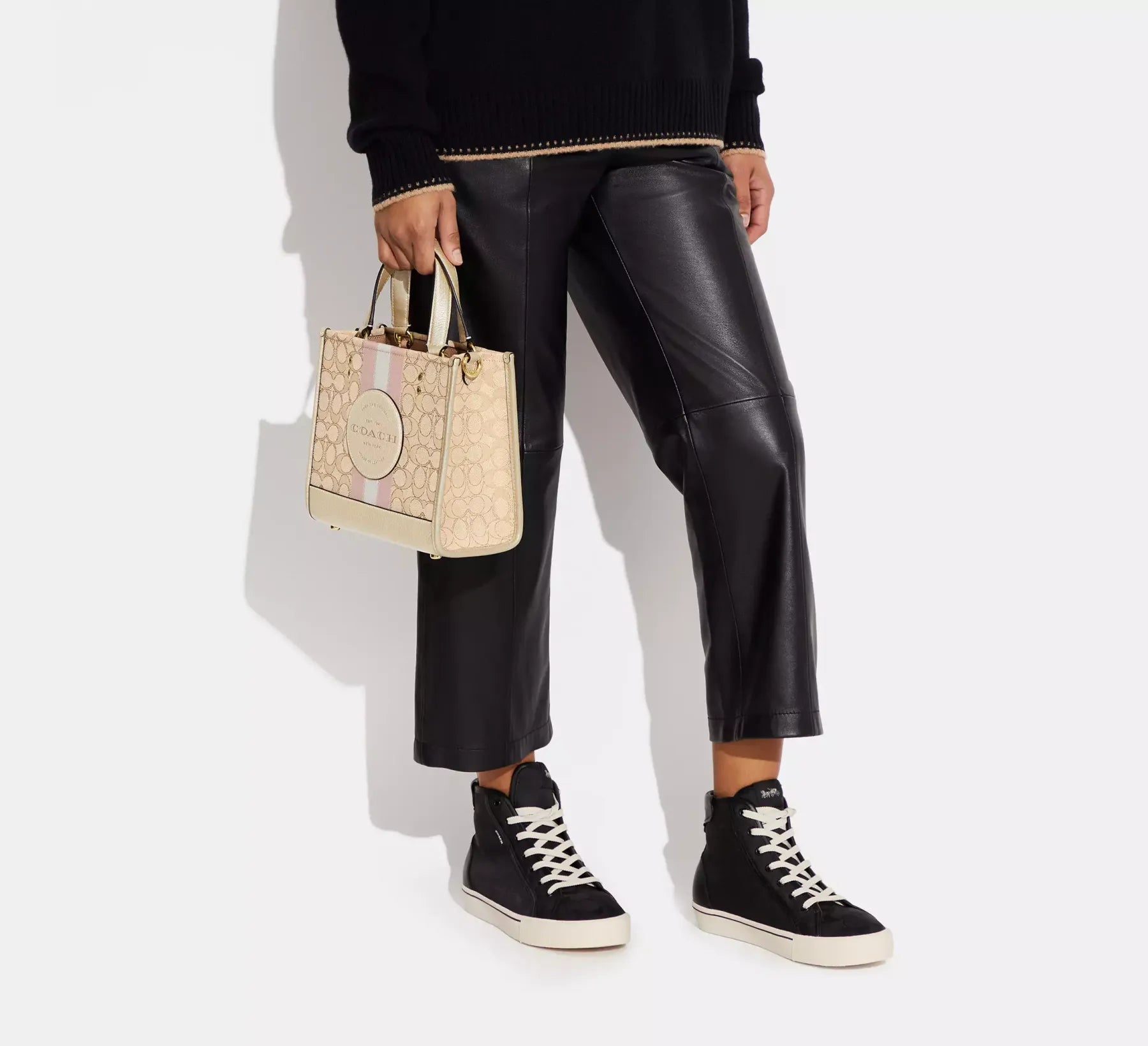 Dempsey Tote 22 In Signature Jacquard With Stripe And Coach Patch Style No. C8417 Small حقيبة ديمبسي 22 بيد علوية من جاكار Signature مع شريط ورقعة Coach رقم التصميم C8417 صغيرة