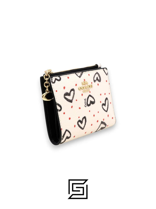 محفظة بطاقات COACH Snap بطبعة قلوب الطباشير الملونة F91058