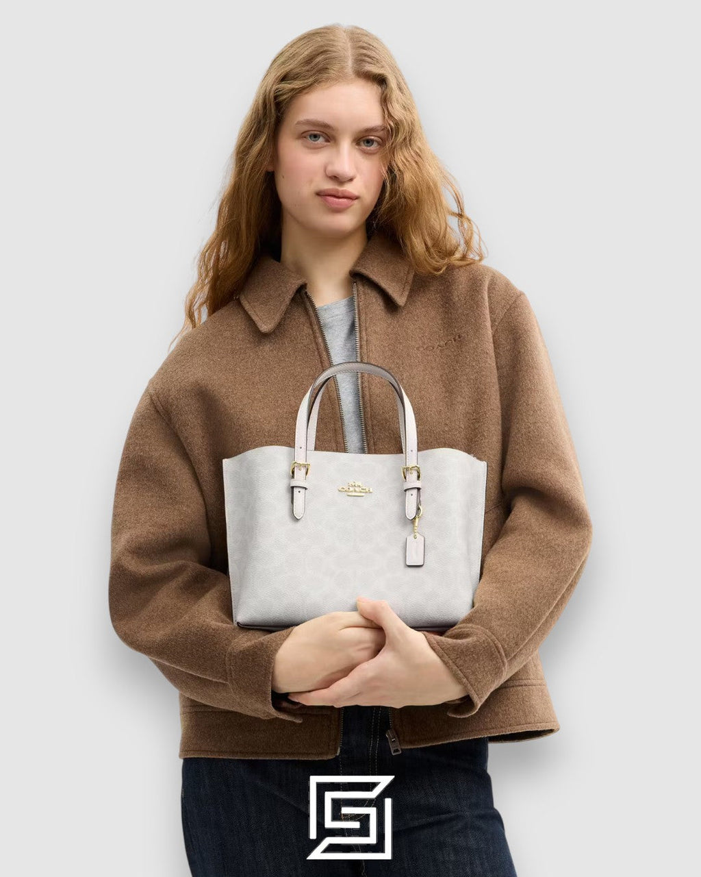 حقيبة اليد الكبيرة Mollie Tote 25 من القماش المطبوع المميز C4250 باللون الأبيض