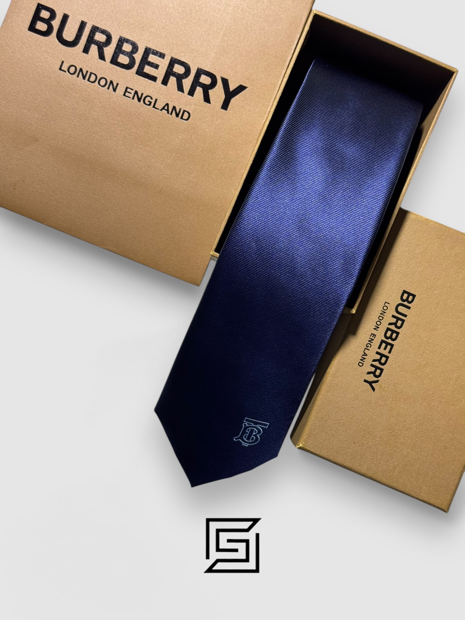 BURBERRY - شعار TB أزرق داكن