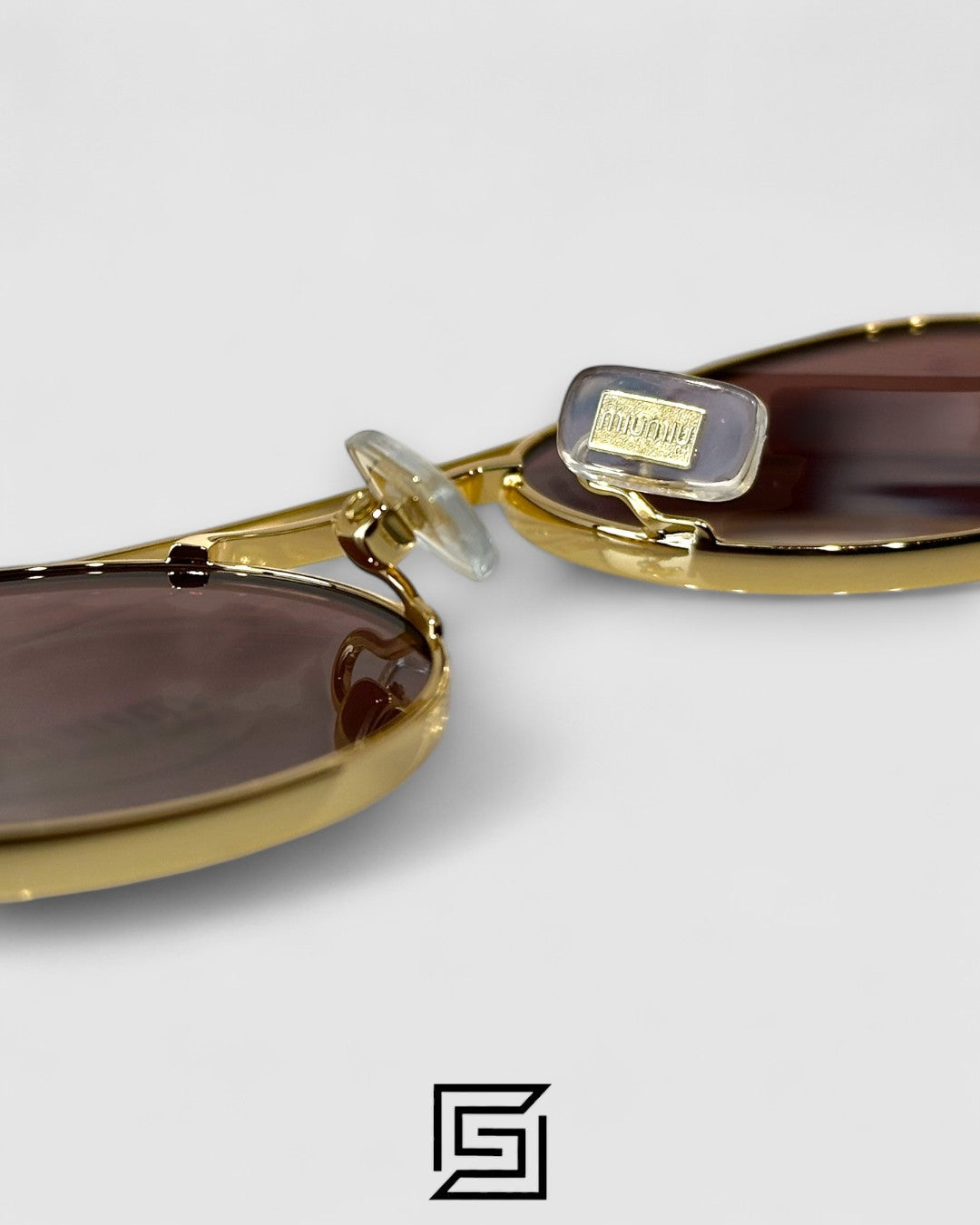 عدسات Miu Miu MU54ZS بنية وإطار ذهبي