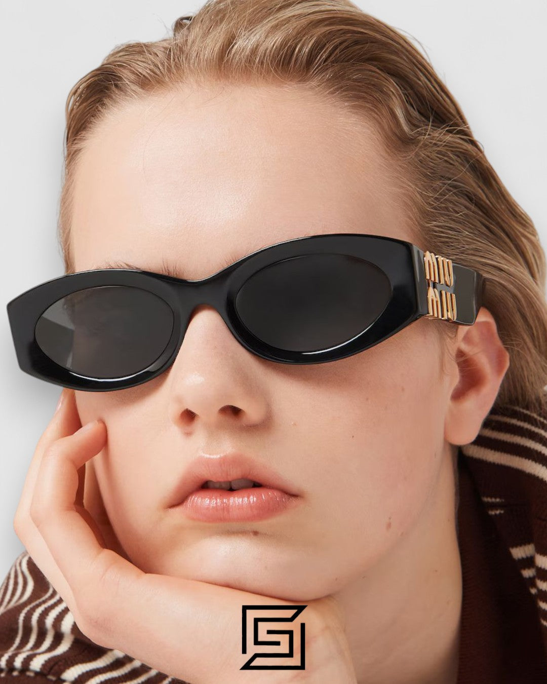 Miu Miu SMU11w عدسات سوداء وإطار أسود