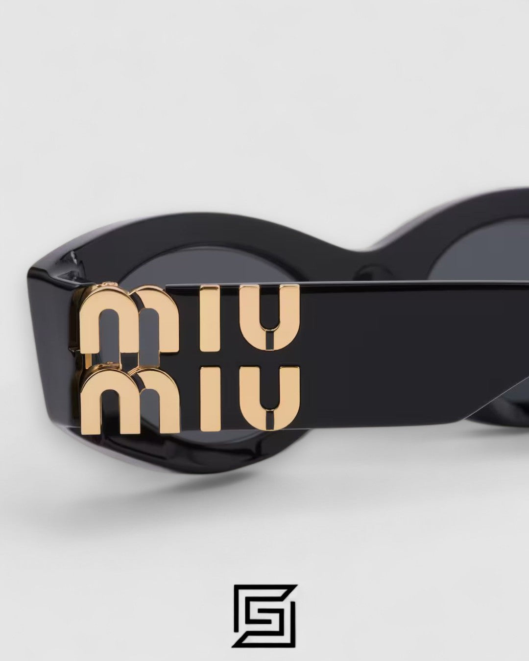 Miu Miu SMU11w عدسات سوداء وإطار أسود