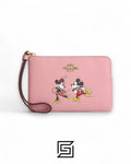 Coach X Disney حقيبة يد صغيرة بسحاب مع زخرفة بتصميم زلاجة جليد، النمط رقم CN026