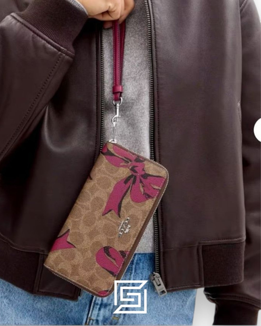 محفظة Coach Outlet طويلة بسحاب شامل من القماش المميّز بنقشة فيونكة – وردي.رقم المنتج CZ326