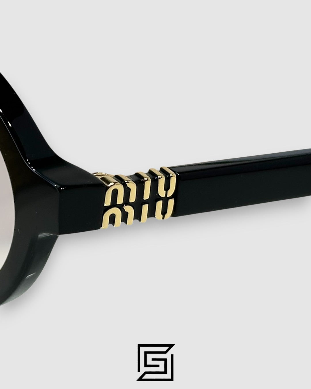 نظارة Miu Miu SMU04Z بإطار أسود وشعار ذهبي