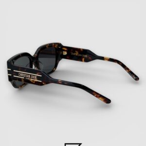 ⁦Dior Signature S13F Black Lenses and Tiger Brown Frame with Gold Logo Luxury Sunglasses⁩ - الصورة ⁦3⁩