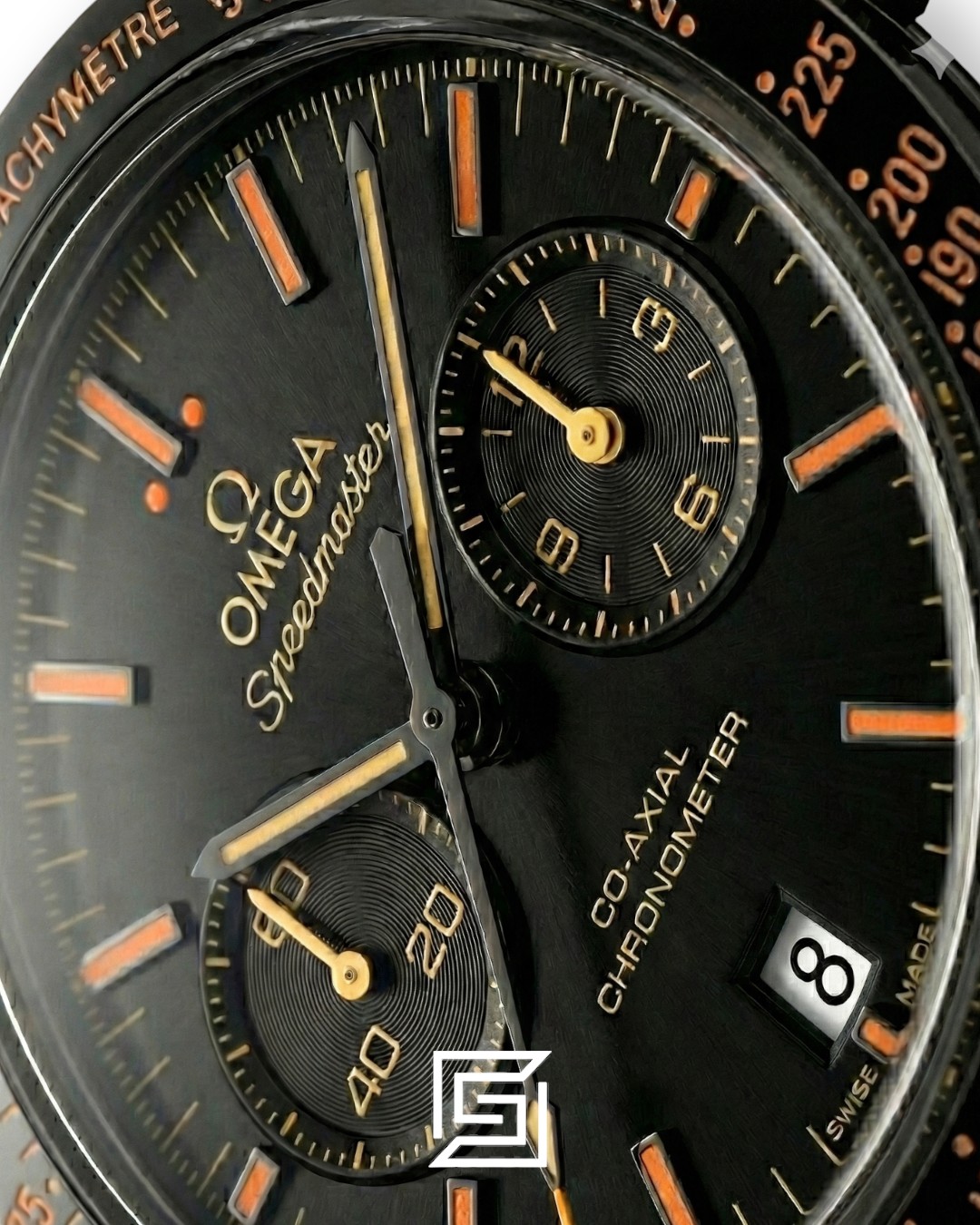 ⁦Omega Speedmaster Dark Side of the Moon – Vintage Black Dial & Suede Strap⁩ - الصورة ⁦2⁩