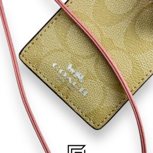 ⁦Id Lanyard In Signaure Canvas CZ285 Khaki x Light Pink⁩ - الصورة ⁦2⁩