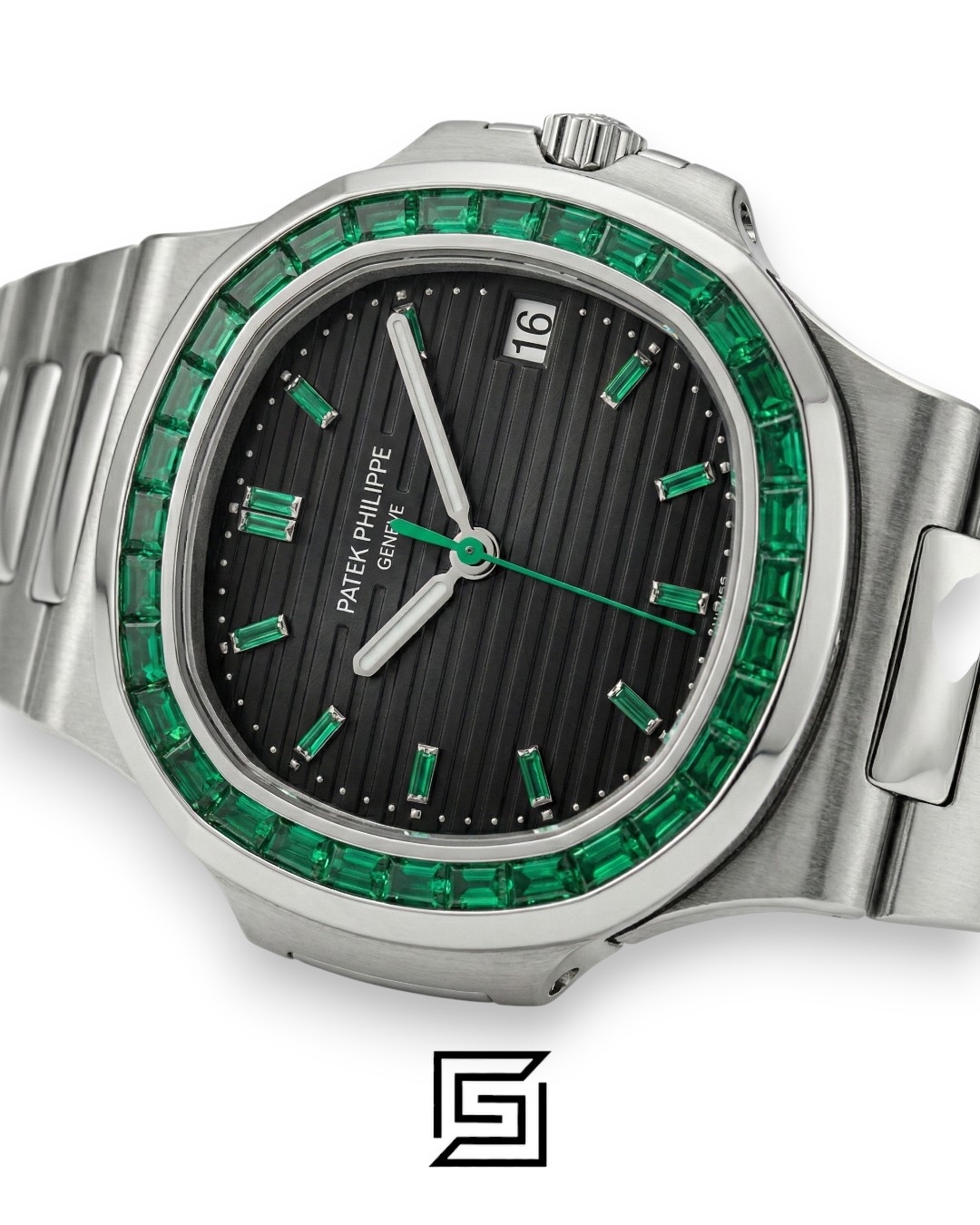 ⁦Patek Philippe Nautilus Japanese Automatic – Black Dial with Green Gem Bezel⁩ - الصورة ⁦3⁩