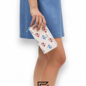 ⁦Coach Long Zip Around Wallet in Floral Print White Style No. CT919⁩ - الصورة ⁦4⁩