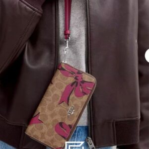 ⁦Coach Outlet Long Zip Around Wallet In Signature Canvas With Bow Print – PinkStyle No. CZ326⁩ - الصورة ⁦3⁩