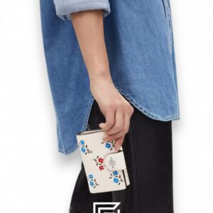 ⁦Coach Medium Corner Zip Wallet in Floral Print – Style No. CT978⁩ - الصورة ⁦4⁩