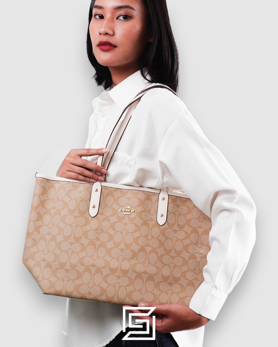 Coach City Tote Bag In Signature Canvas White Hand Style Number CCQ28 - Image 2