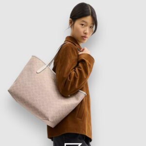 ⁦Coach City Tote Bag In Signature Canvas Khaki Style Number 5696⁩ - الصورة ⁦4⁩